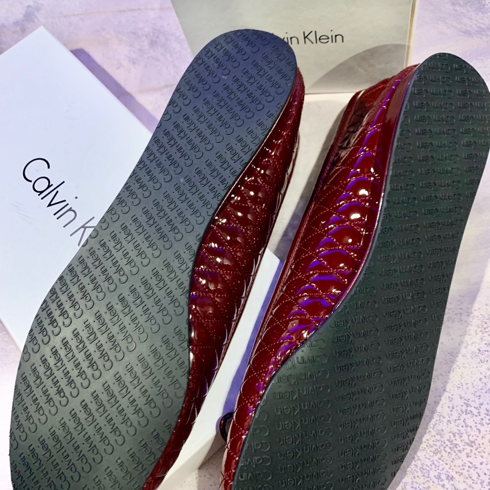 CALVIN KLEIN QUILTED PATENT LEATHER RED WINE FLATS - Picture 5 of 5
